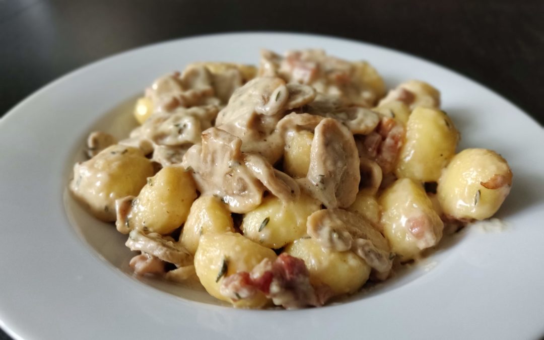 SMETANOVÁ OMÁČKA SE SLANINOU A ŽAMPIONY
